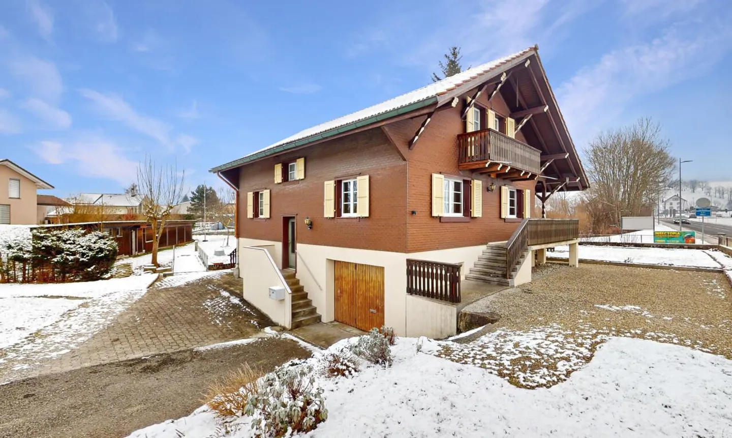 Charming chalet with building potential and large land - Photo 2 of 13