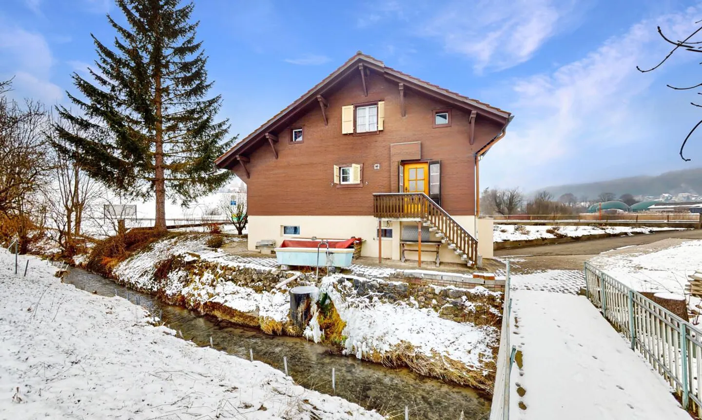 Charming chalet with building potential and large land - Photo 4 of 13