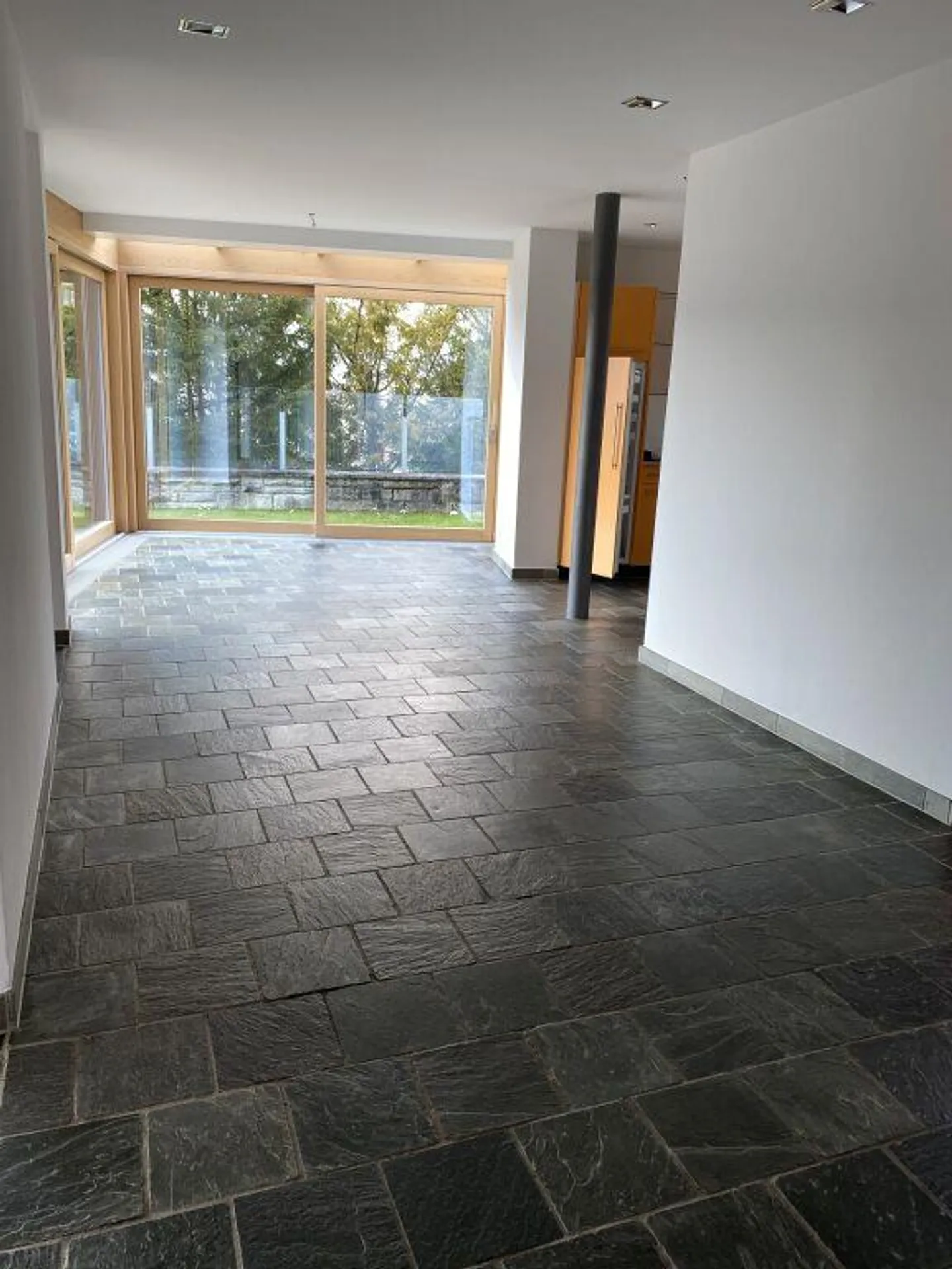 Freistehendes Einfamilienhaus mit Garten - Foto 3 von 9