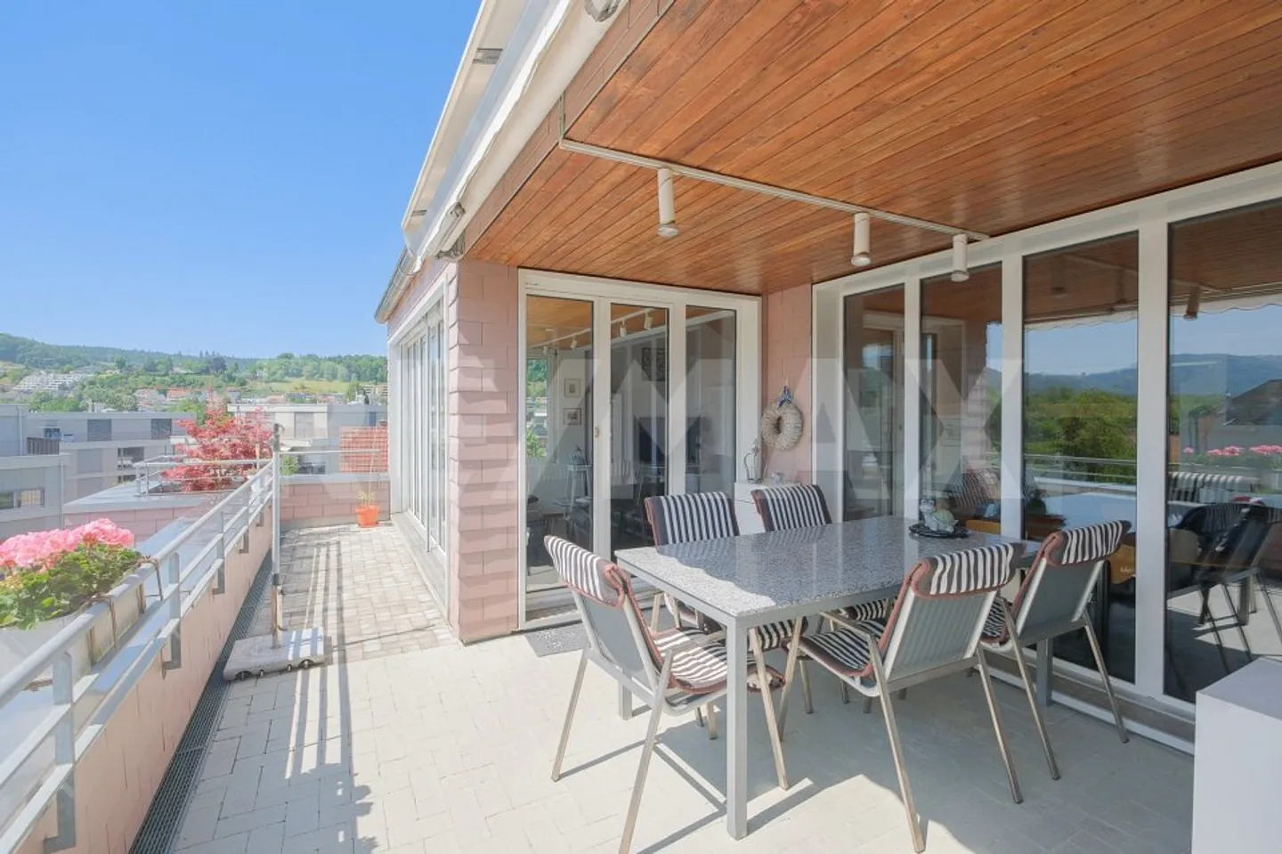 Terrasse ensoleillée avec vue - Appartement en duplex de 3.5 (4.5) pièces - Photo 2 sur 13