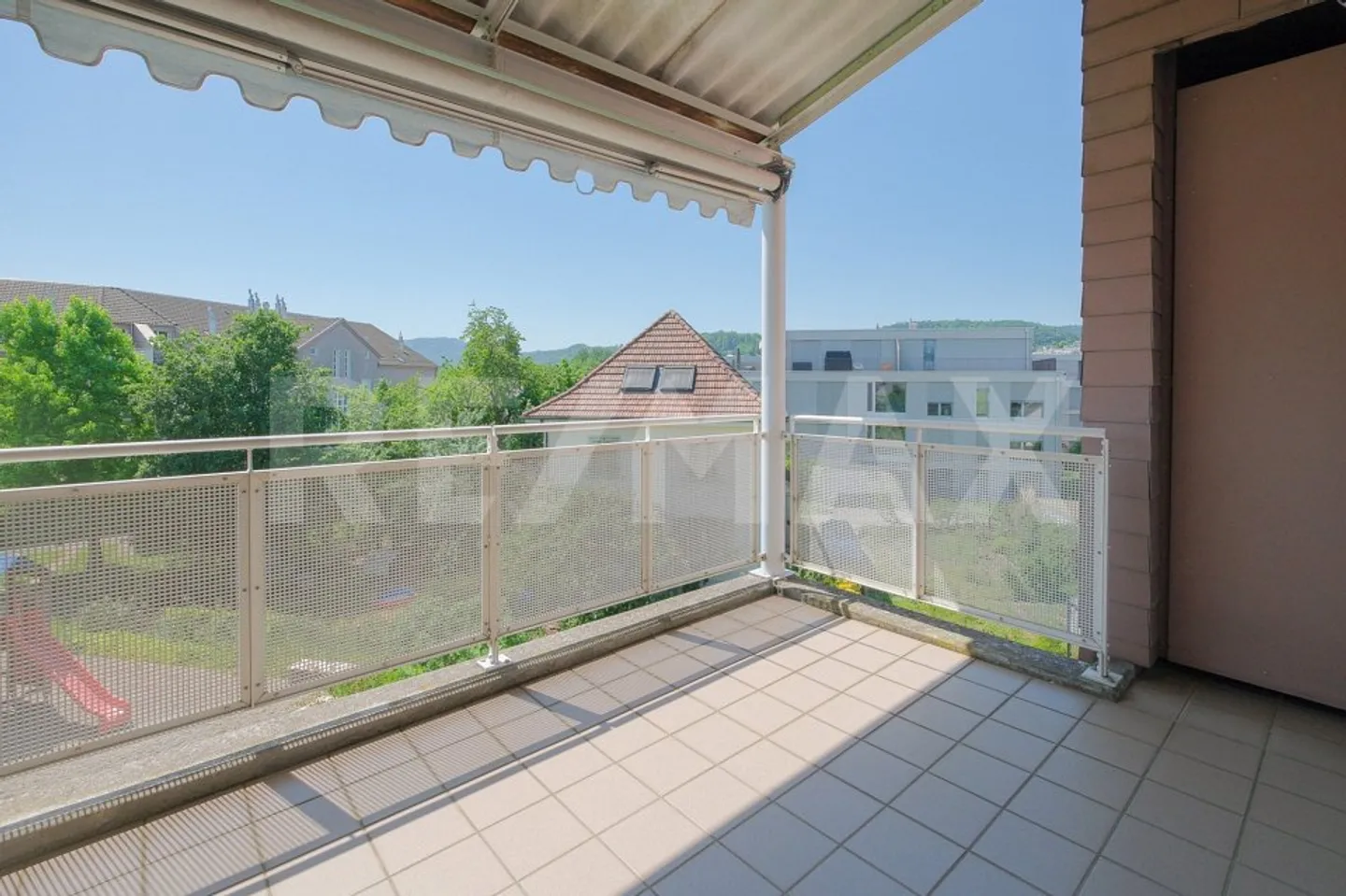Terrasse ensoleillée avec vue - Appartement en duplex de 3.5 (4.5) pièces - Photo 8 sur 13