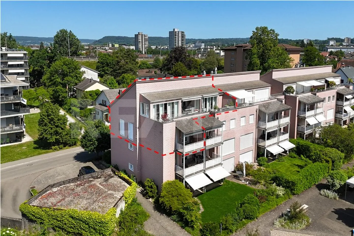 Terrasse ensoleillée avec vue - Appartement en duplex de 3.5 (4.5) pièces - Photo 13 sur 13
