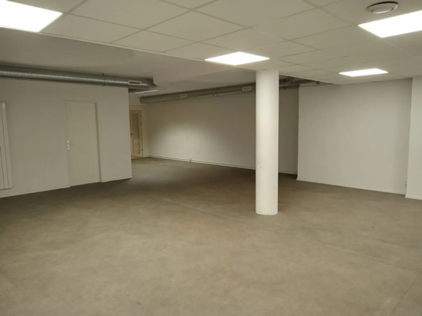 Commercial space of approximately 245 m2 for immediate rent - Photo 1 of 12