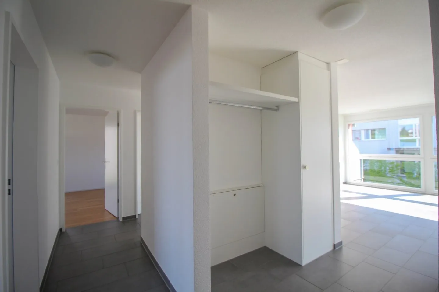 Spacious apartment with a view of greenery - Photo 6 of 10