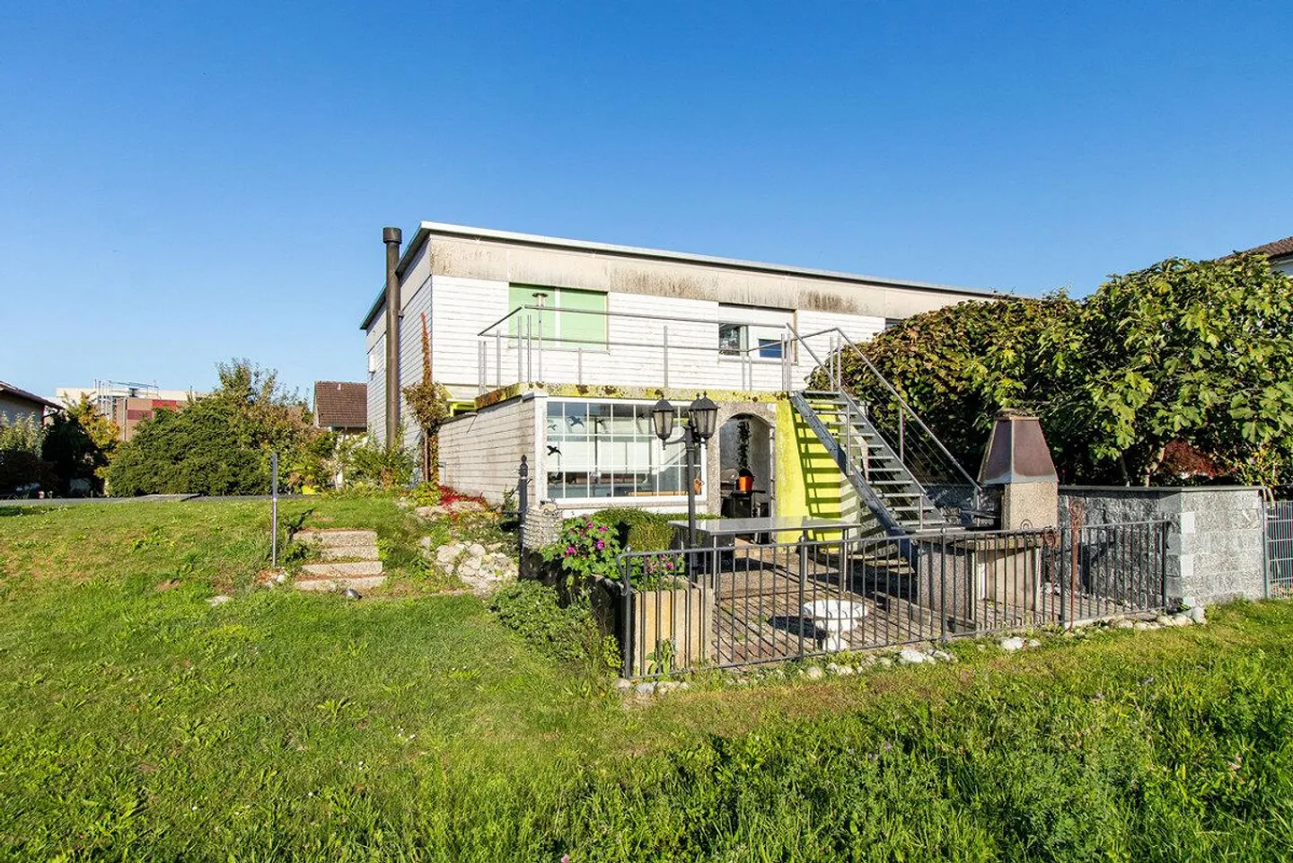 3.5-Room End Row House with Potential and View into the Green - Photo 1 of 17