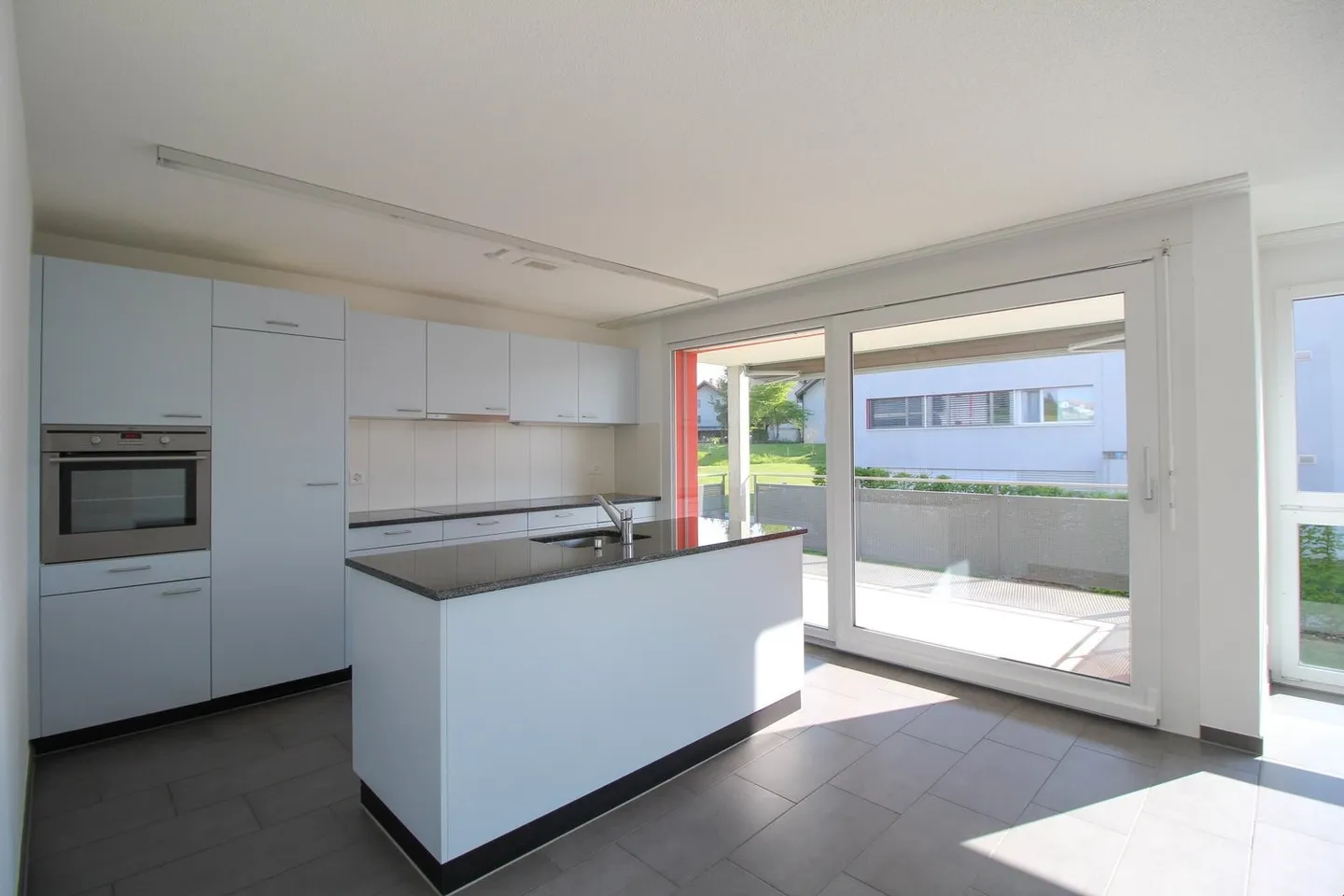 Spacious apartment with a view of greenery - Photo 9 of 10