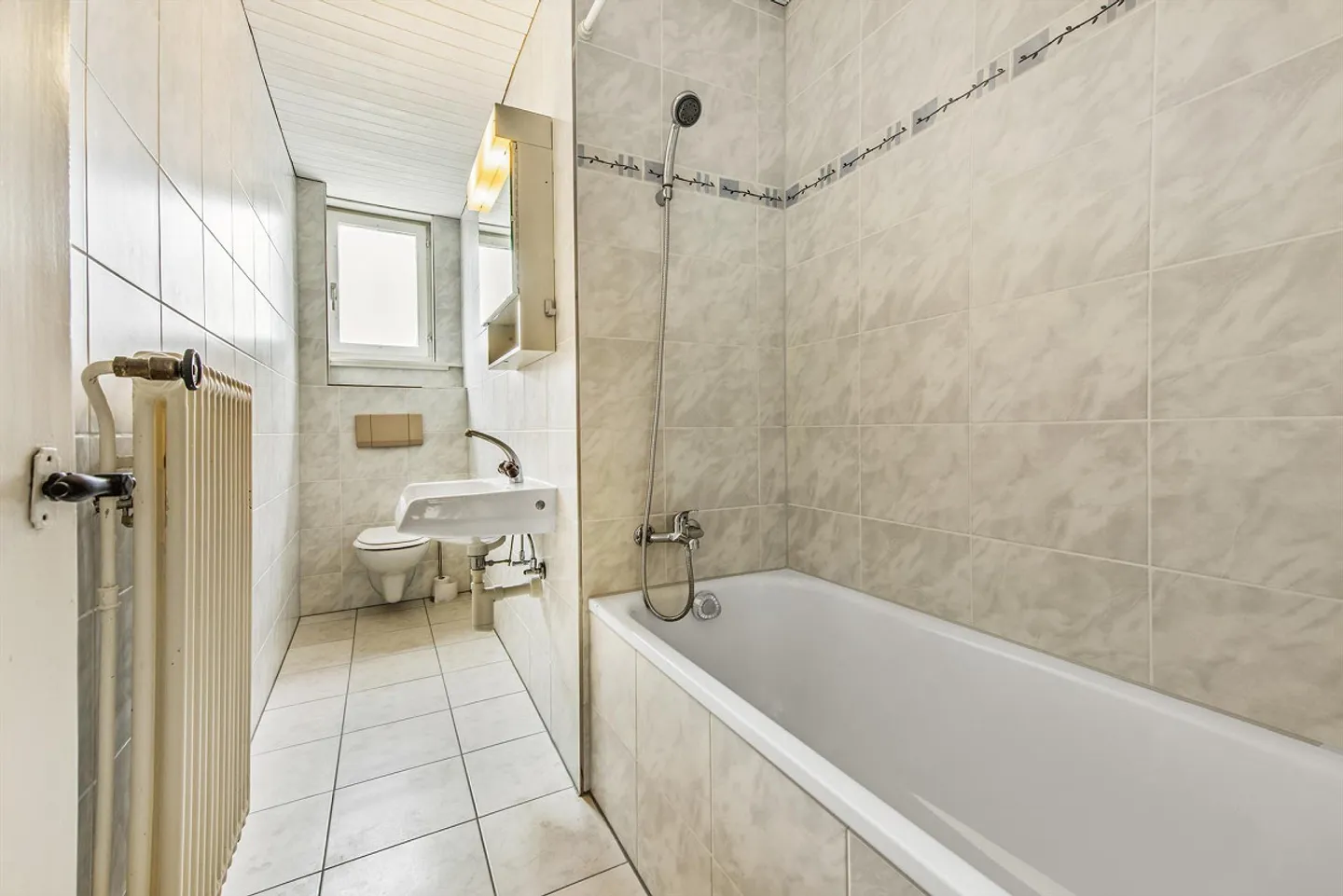 Appartement dans un endroit central - Photo 8 sur 17