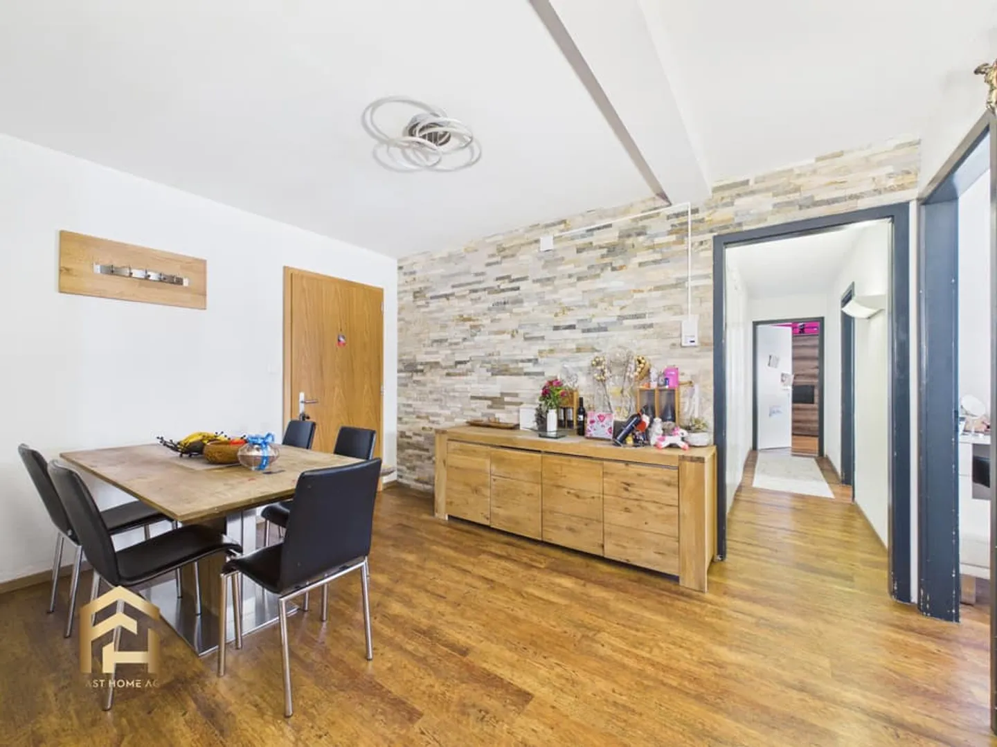 Living in the Heart of Visp: Bright 4.5-Room Apartment at Kaufhausplatz - Photo 2 of 13
