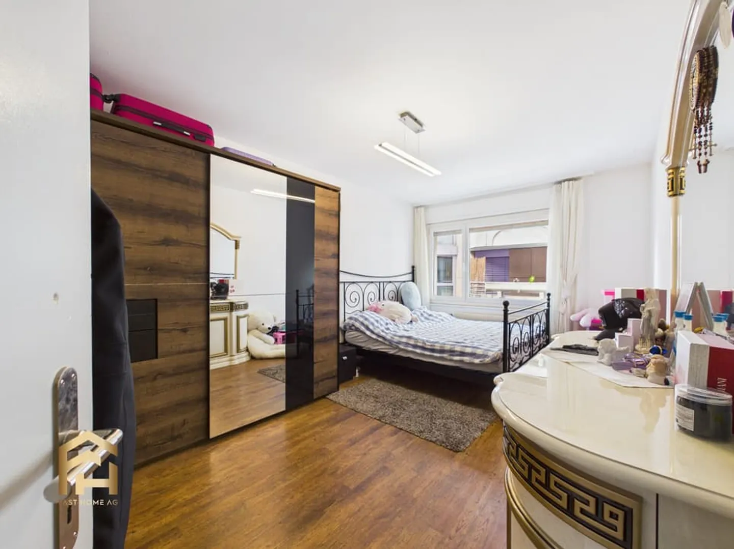 Living in the Heart of Visp: Bright 4.5-Room Apartment at Kaufhausplatz - Photo 6 of 13
