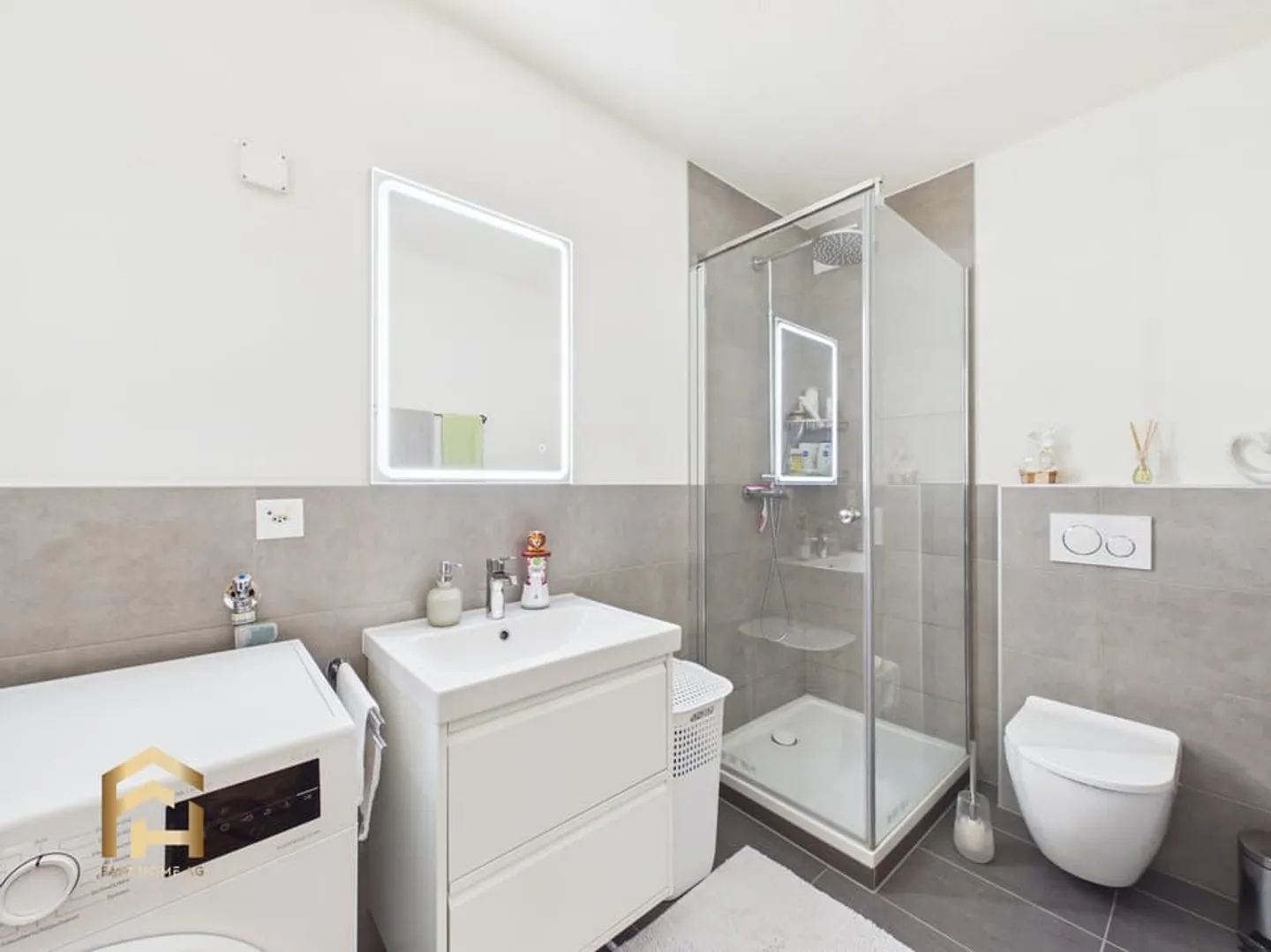 Living in the Heart of Visp: Bright 4.5-Room Apartment at Kaufhausplatz - Photo 9 of 13
