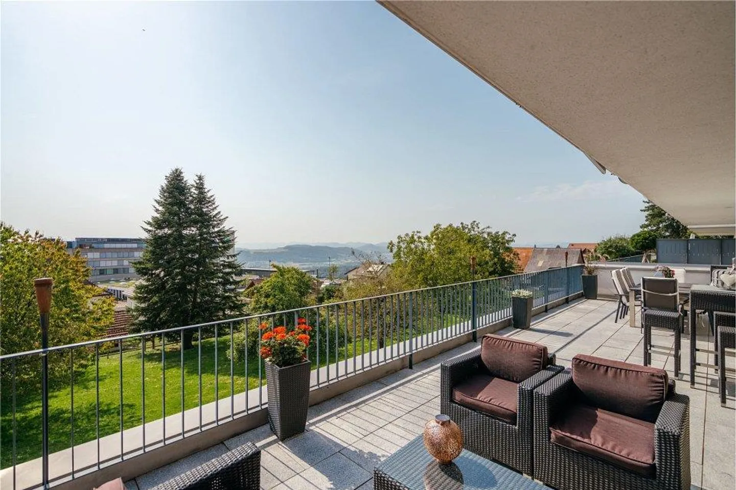 Space, Light, Far View: Living at the Highest Level - Photo 4 of 13