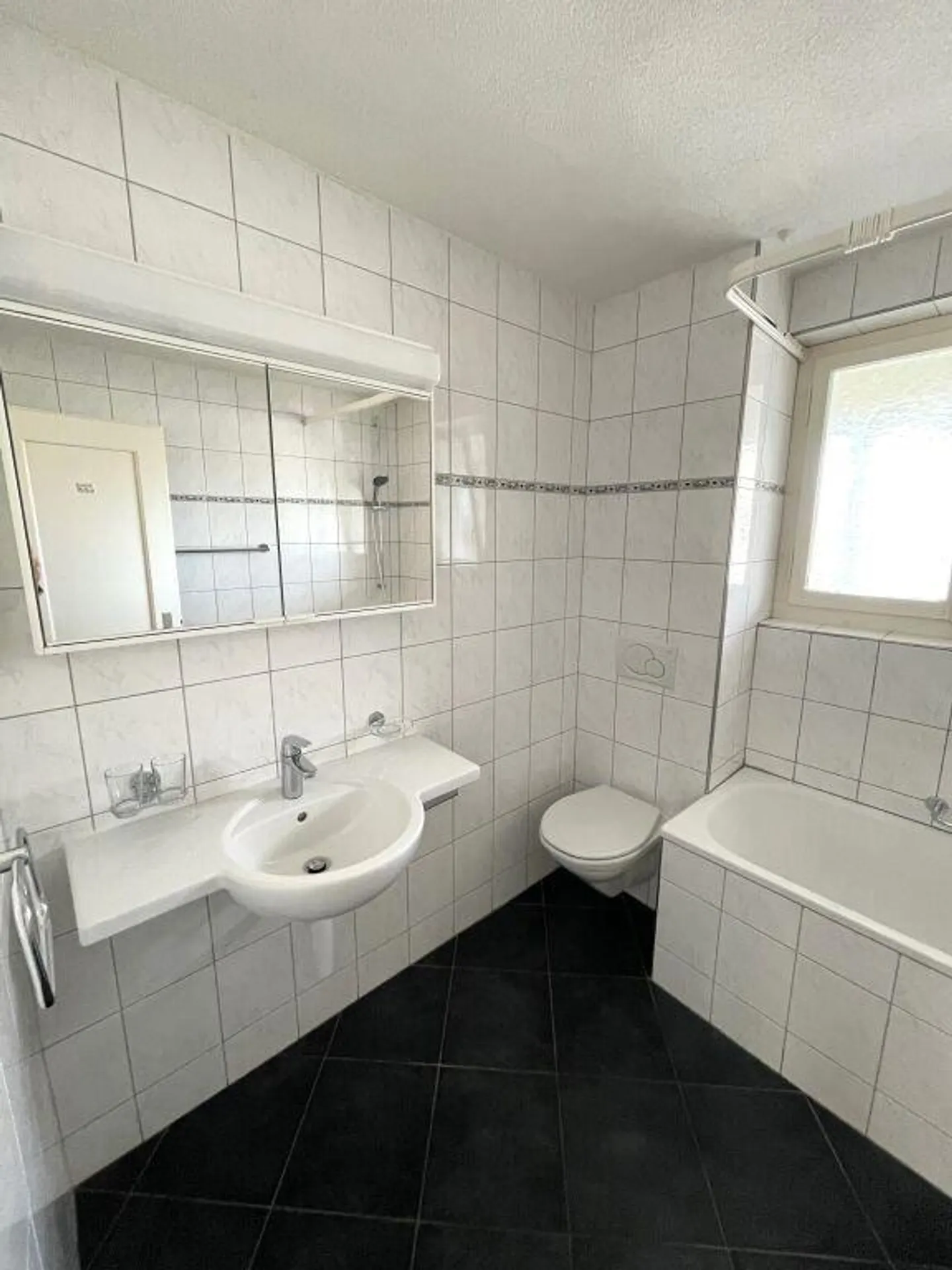 Appartement familial de 4 pièces dans un bon emplacement - Photo 3 sur 5