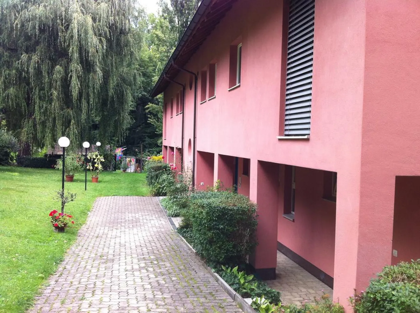 CHARMANTE WOHNUNG FÜR SINGLES AN RUHIGER LAGE MIT GARTENSITZPLATZ! - Foto 2 von 5
