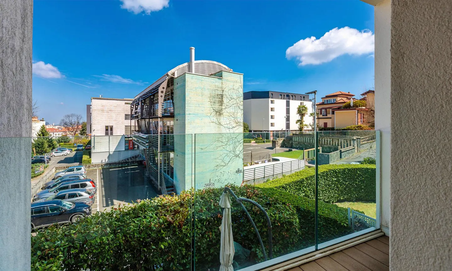 STUNNING AND MODERN 2.5 ROOMS WITH OPEN VIEW IN MASSAGNO - Photo 4 of 9