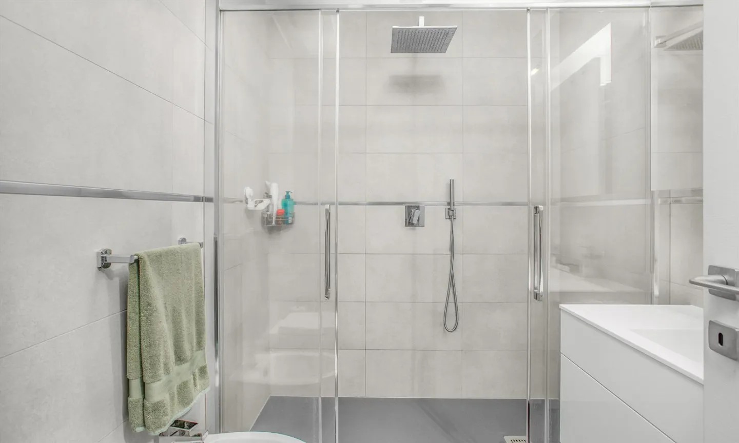 STUNNING AND MODERN 2.5 ROOMS WITH OPEN VIEW IN MASSAGNO - Photo 8 of 9