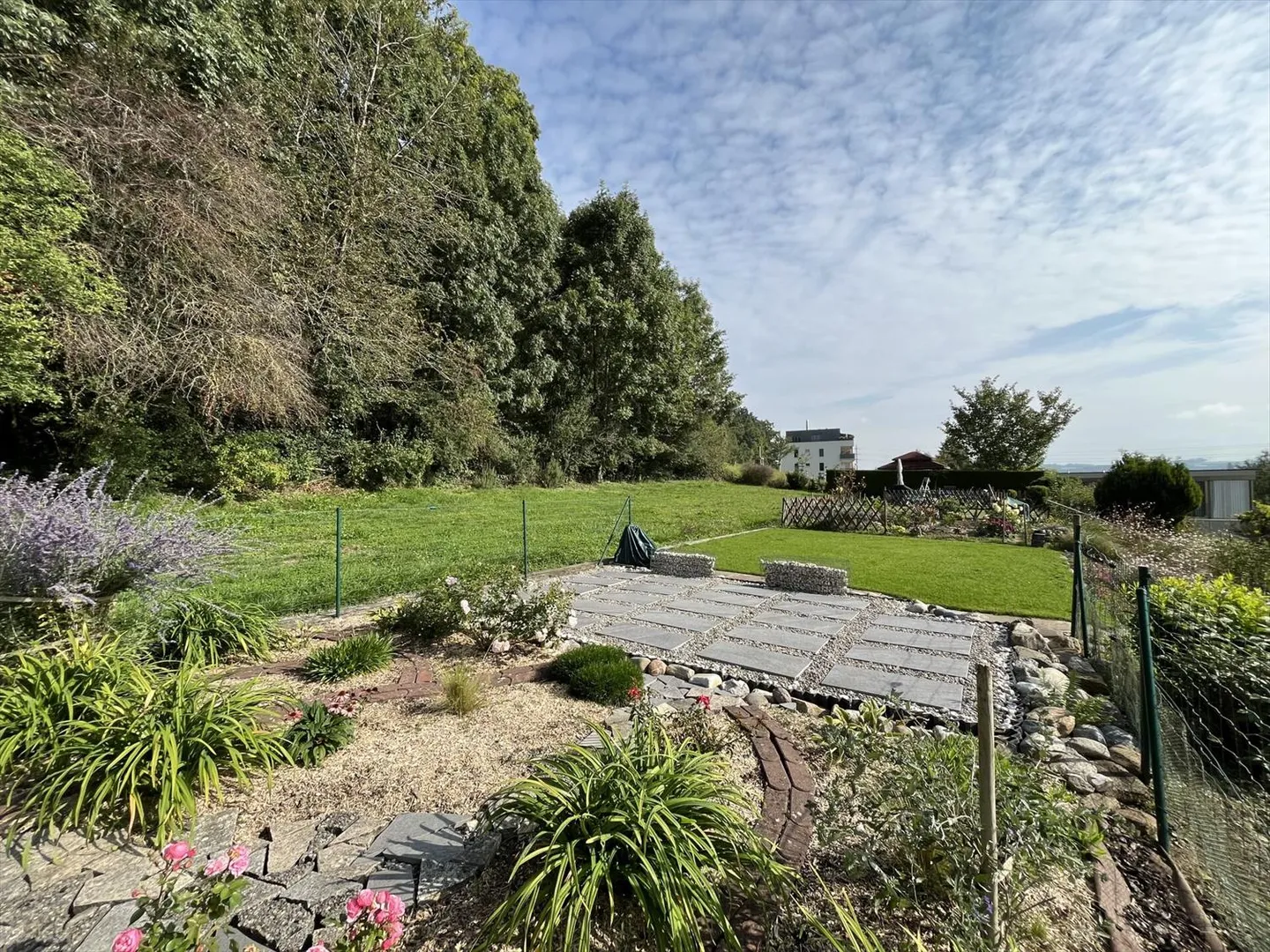 IN EINER PRÄCHTIGEN GRÜNEN UMGEBUNG MIT EINEM PRIVATEN GARTEN - Foto 1 von 13