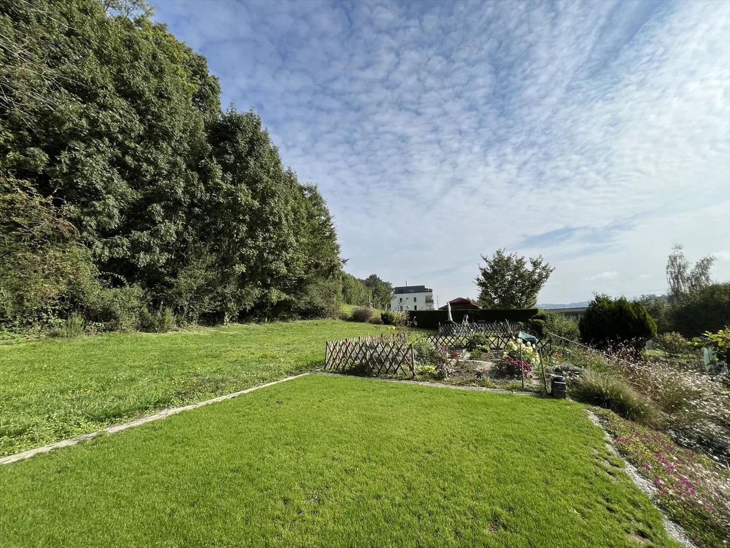 IN EINER PRÄCHTIGEN GRÜNEN UMGEBUNG MIT EINEM PRIVATEN GARTEN - Foto 3 von 13