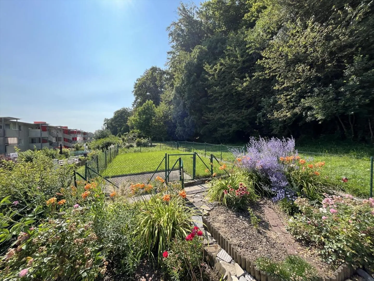 IN EINER PRÄCHTIGEN GRÜNEN UMGEBUNG MIT EINEM PRIVATEN GARTEN - Foto 4 von 13