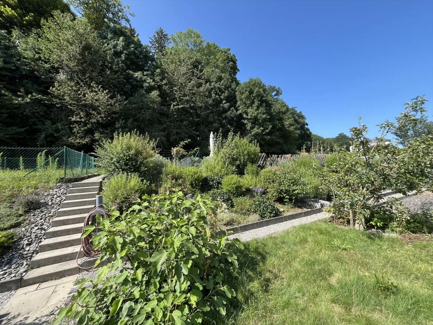 IN EINER PRÄCHTIGEN GRÜNEN UMGEBUNG MIT EINEM PRIVATEN GARTEN - Foto 5 von 13