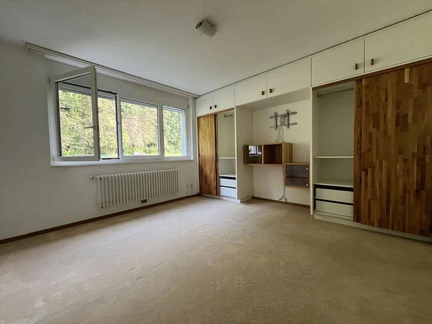 IN EINER PRÄCHTIGEN GRÜNEN UMGEBUNG MIT EINEM PRIVATEN GARTEN - Foto 7 von 13