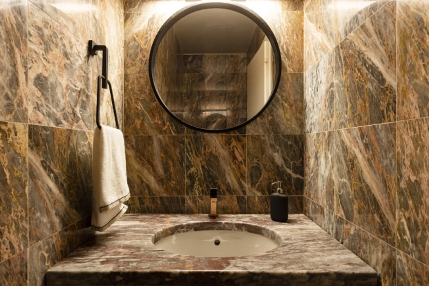 VOLLSTÄNDIG RENOVIERTES WOHNUNG ZUR WOCHE MIETE - Foto 16 von 18