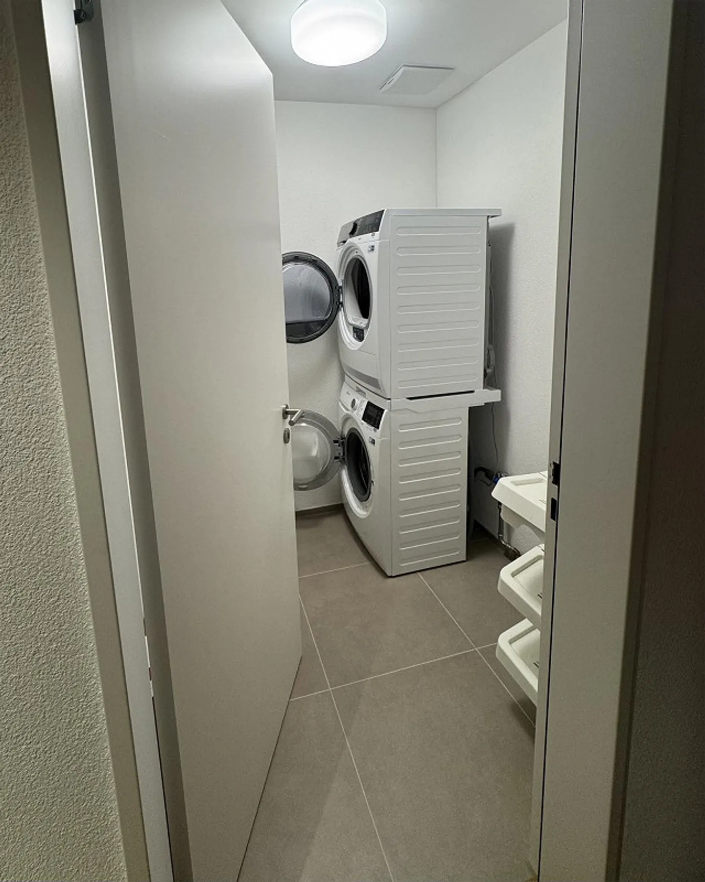 Moderne 2.5-Zimmerwohnung an ländlicher Lage in Spreitenbach - Foto 9 von 10