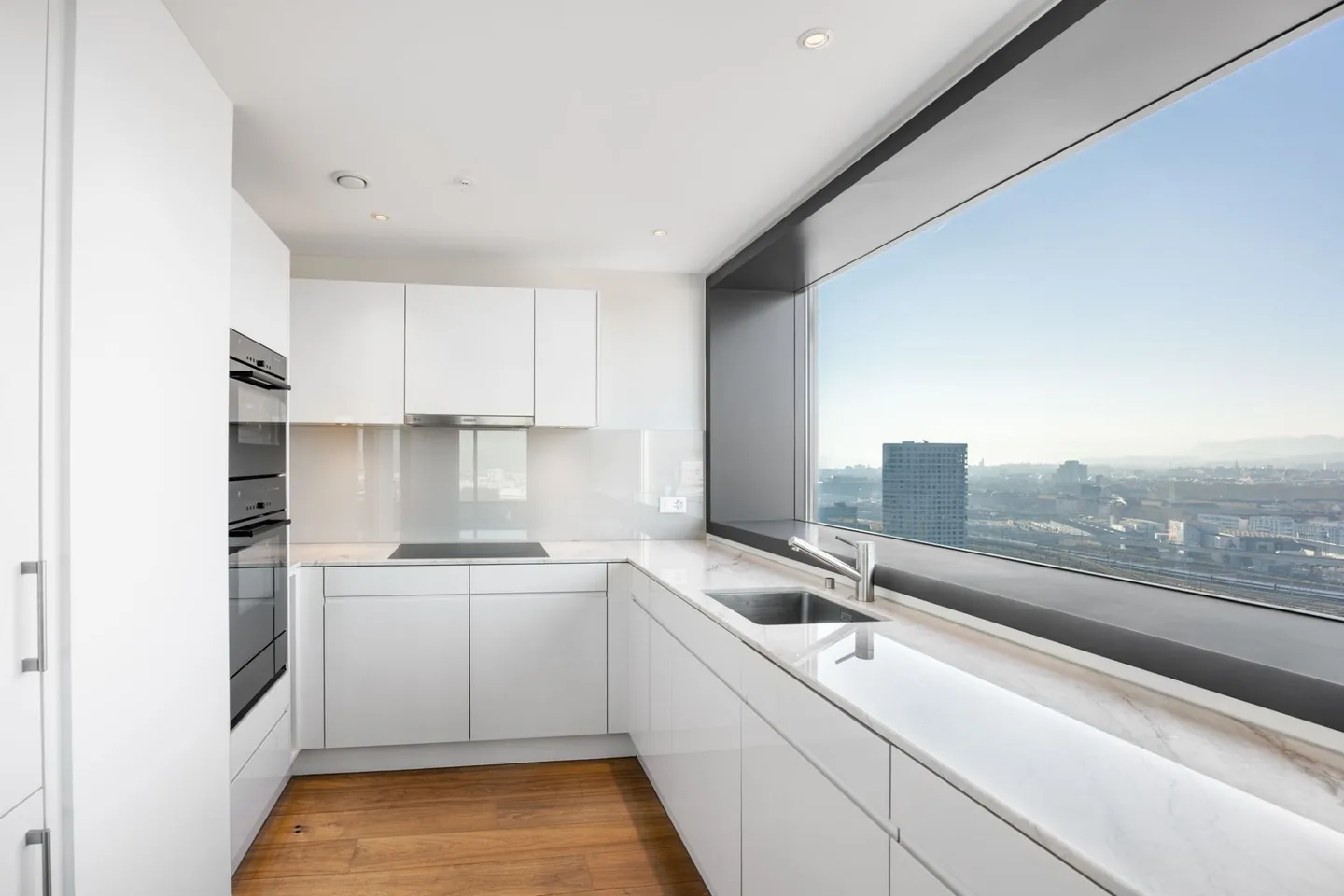 Exclusive 3.5-room panoramic apartment on the 21st floor - Living at the highest level - Photo 1 of 14