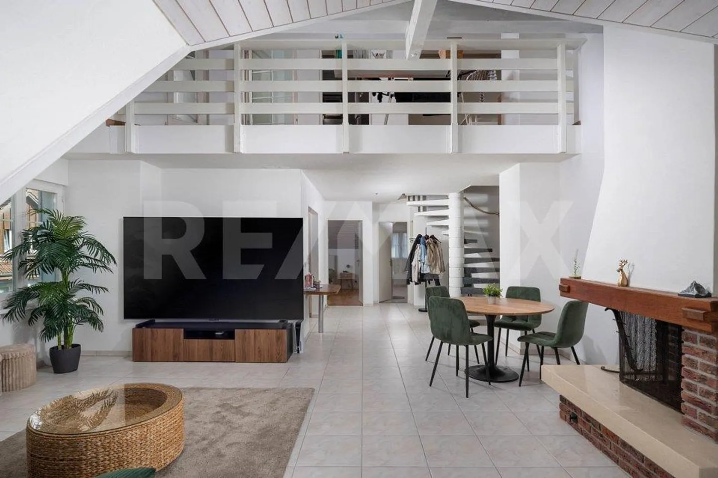 Investimento o utilizzo personale! Ampio appartamento attico con giardino - Foto 4 di 13