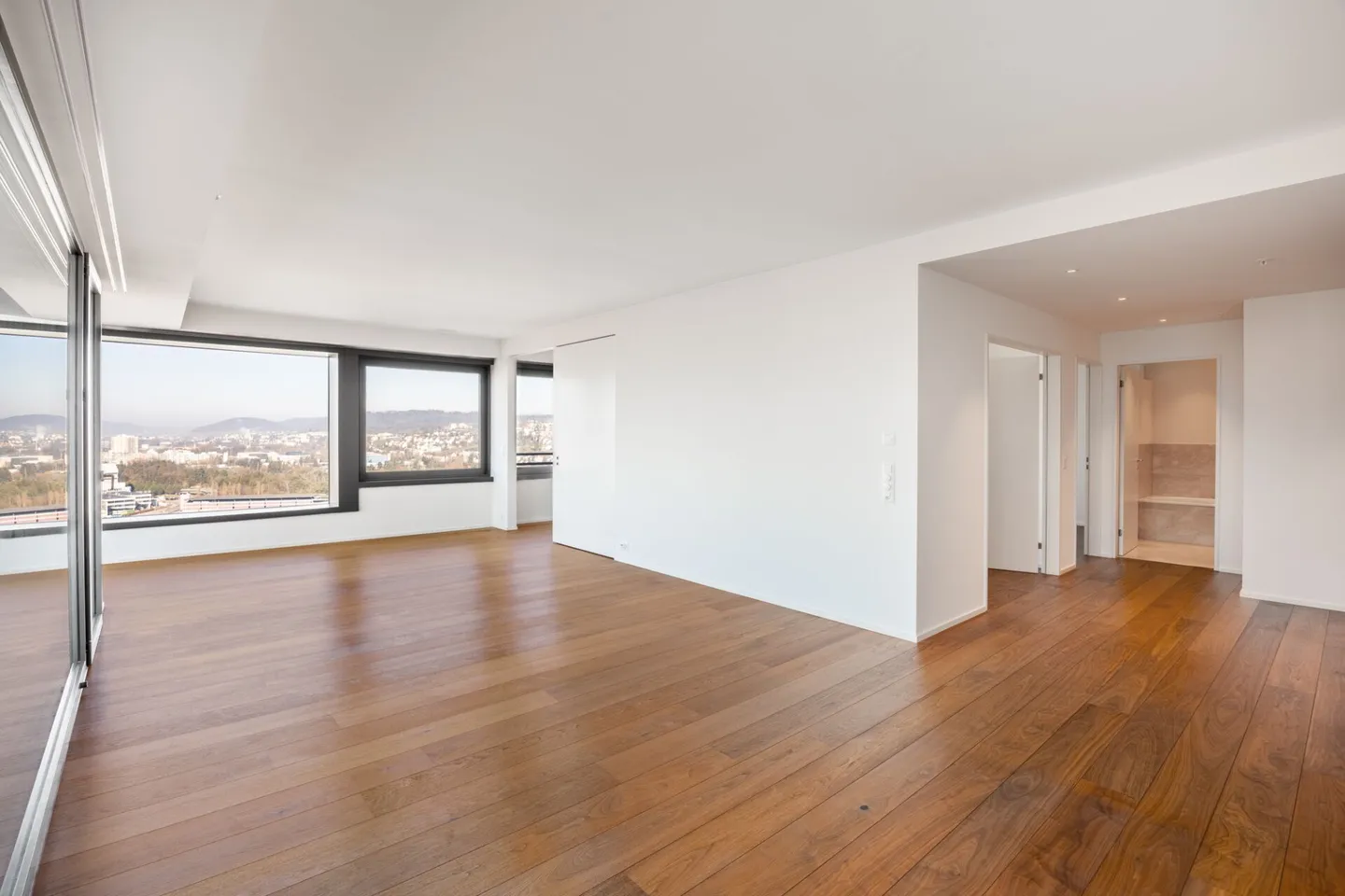 Exclusive 3.5-room panoramic apartment on the 21st floor - Living at the highest level - Photo 2 of 14