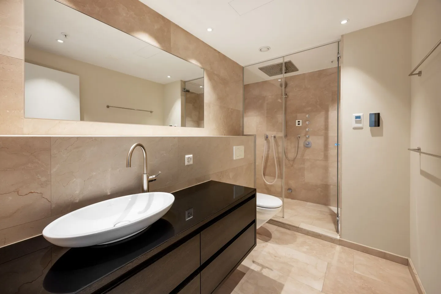 Exclusive 3.5-room panoramic apartment on the 21st floor - Living at the highest level - Photo 3 of 14