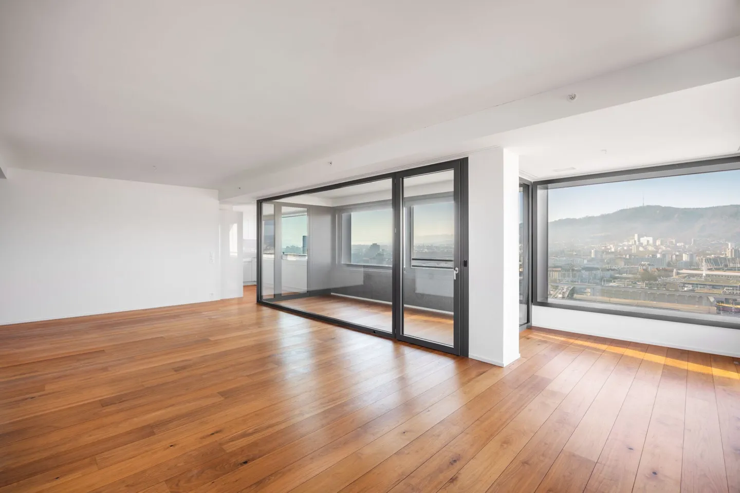 Exclusive 3.5-room panoramic apartment on the 21st floor - Living at the highest level - Photo 7 of 14