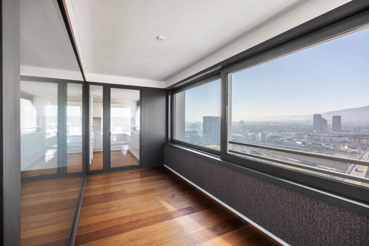 Exclusive 3.5-room panoramic apartment on the 21st floor - Living at the highest level - Photo 8 of 14