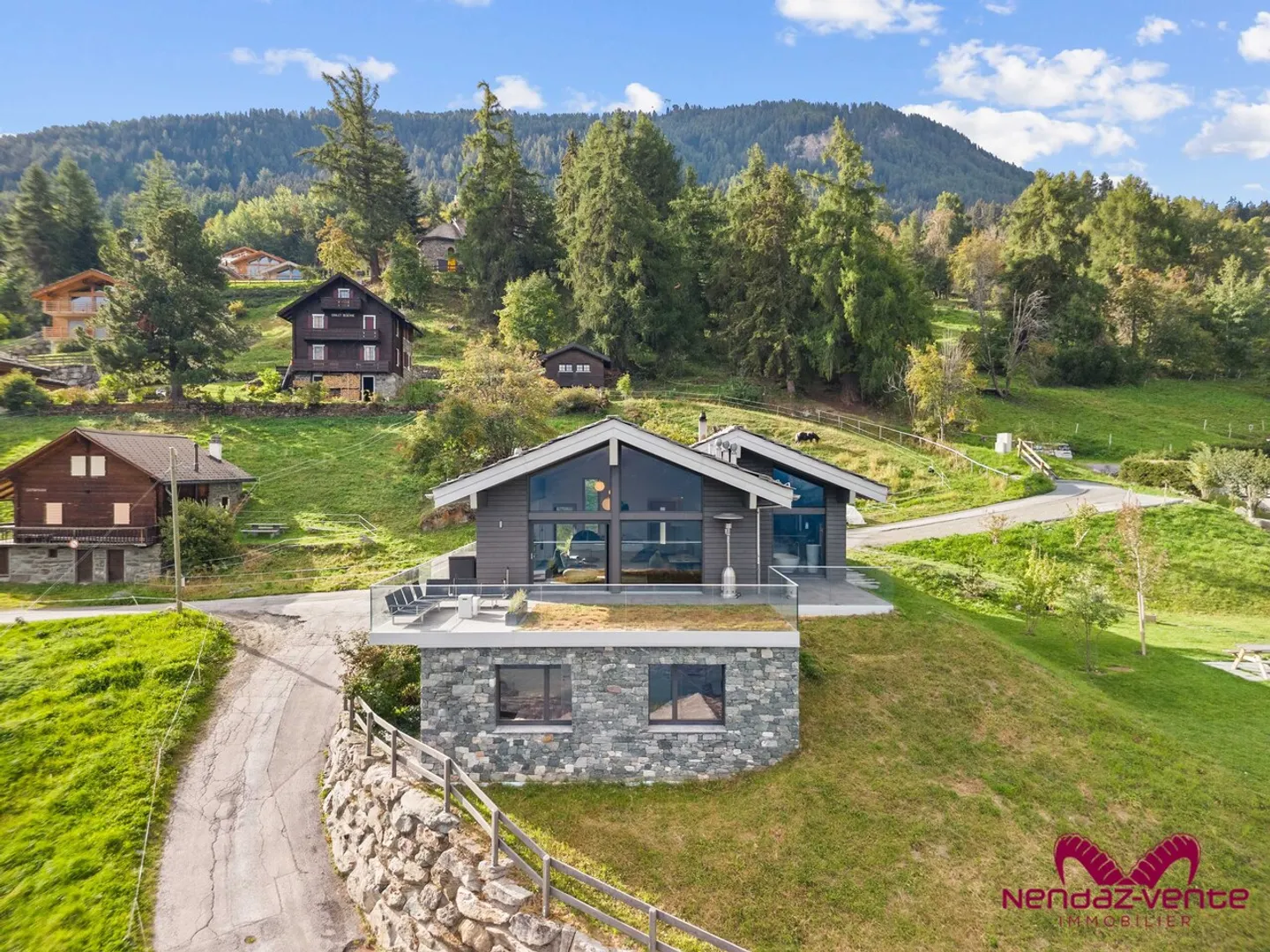 Modern Chalet with Panoramic Views - Photo 1 of 16