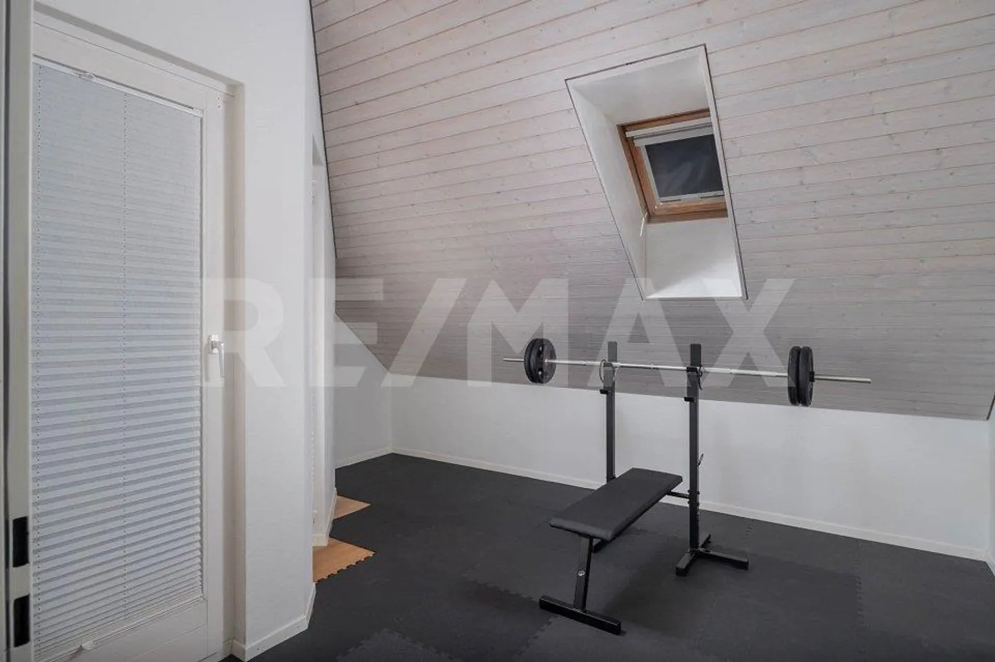 Investimento o utilizzo personale! Ampio appartamento attico con giardino - Foto 12 di 13