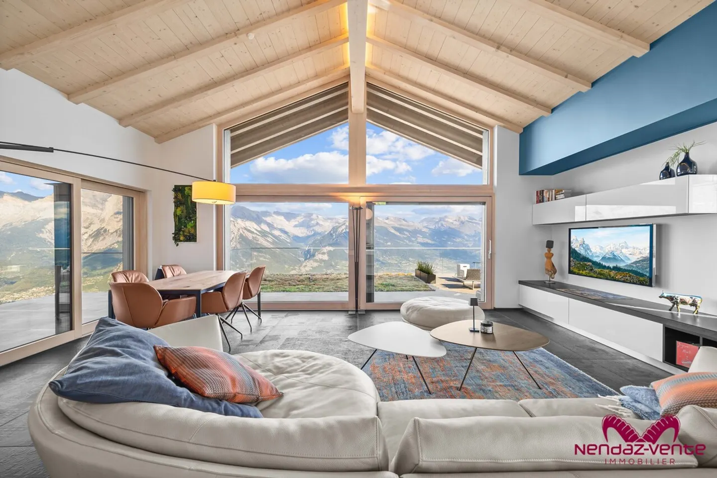 Modern Chalet with Panoramic Views - Photo 2 of 16