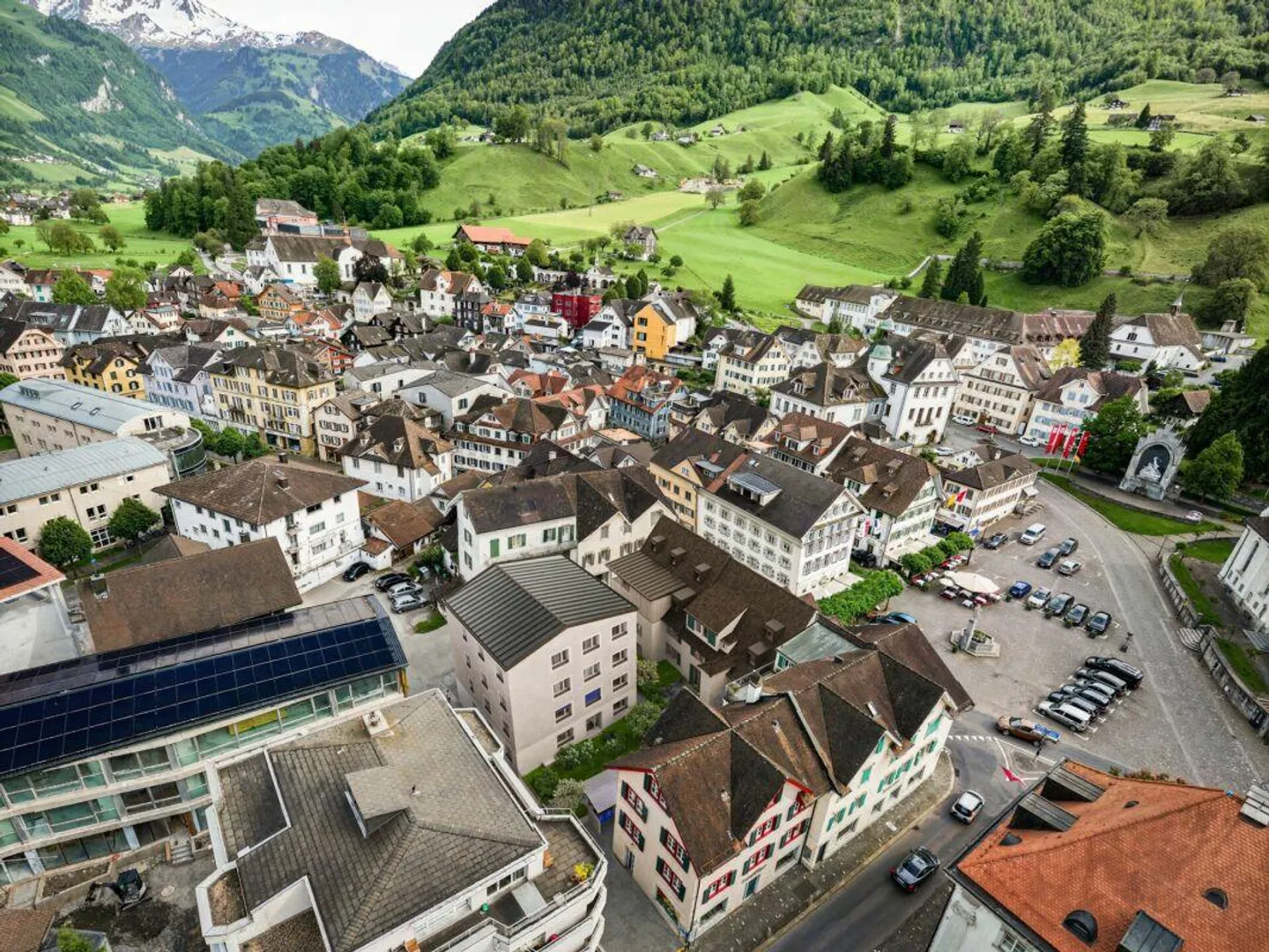 Der Dorfplatz erwacht zu neuem Leben - Foto 3 di 12