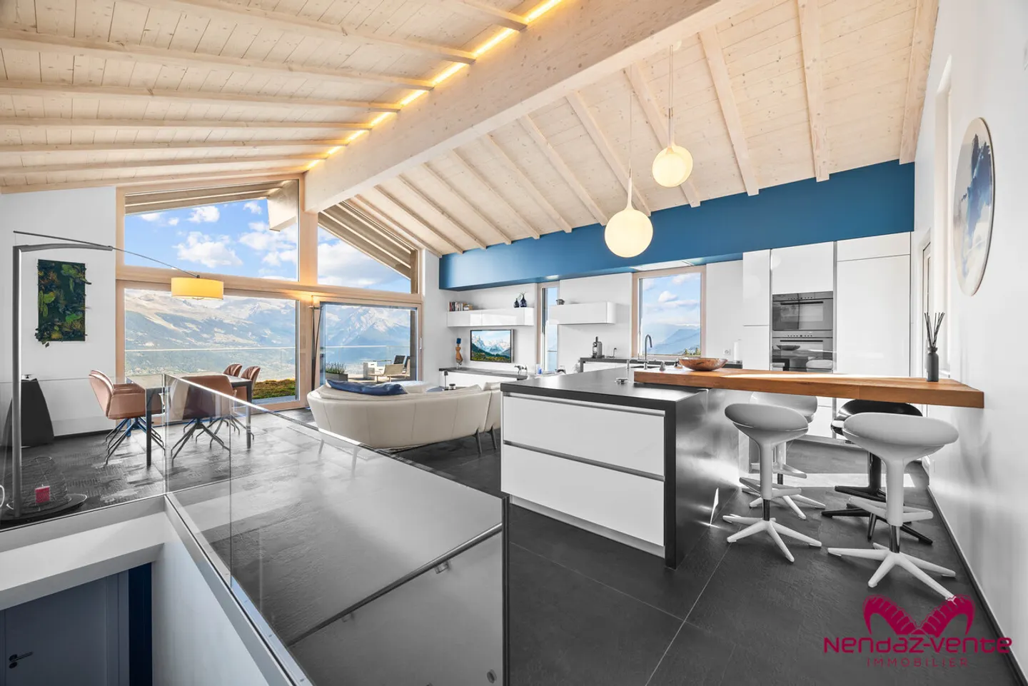 Modern Chalet with Panoramic Views - Photo 3 of 16