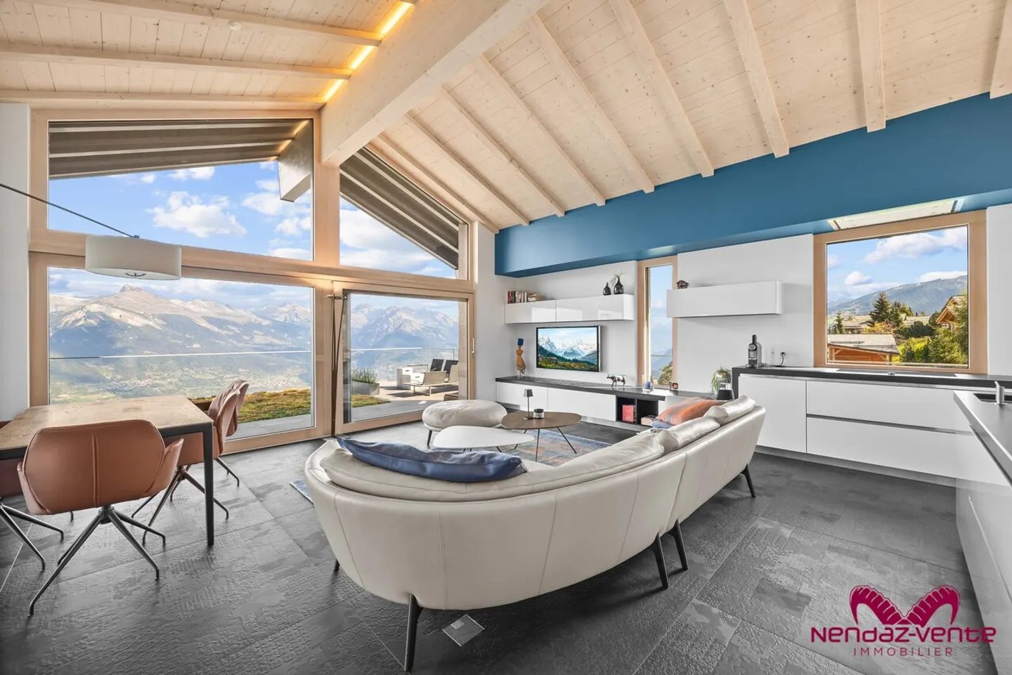 Modern Chalet with Panoramic Views - Photo 4 of 16