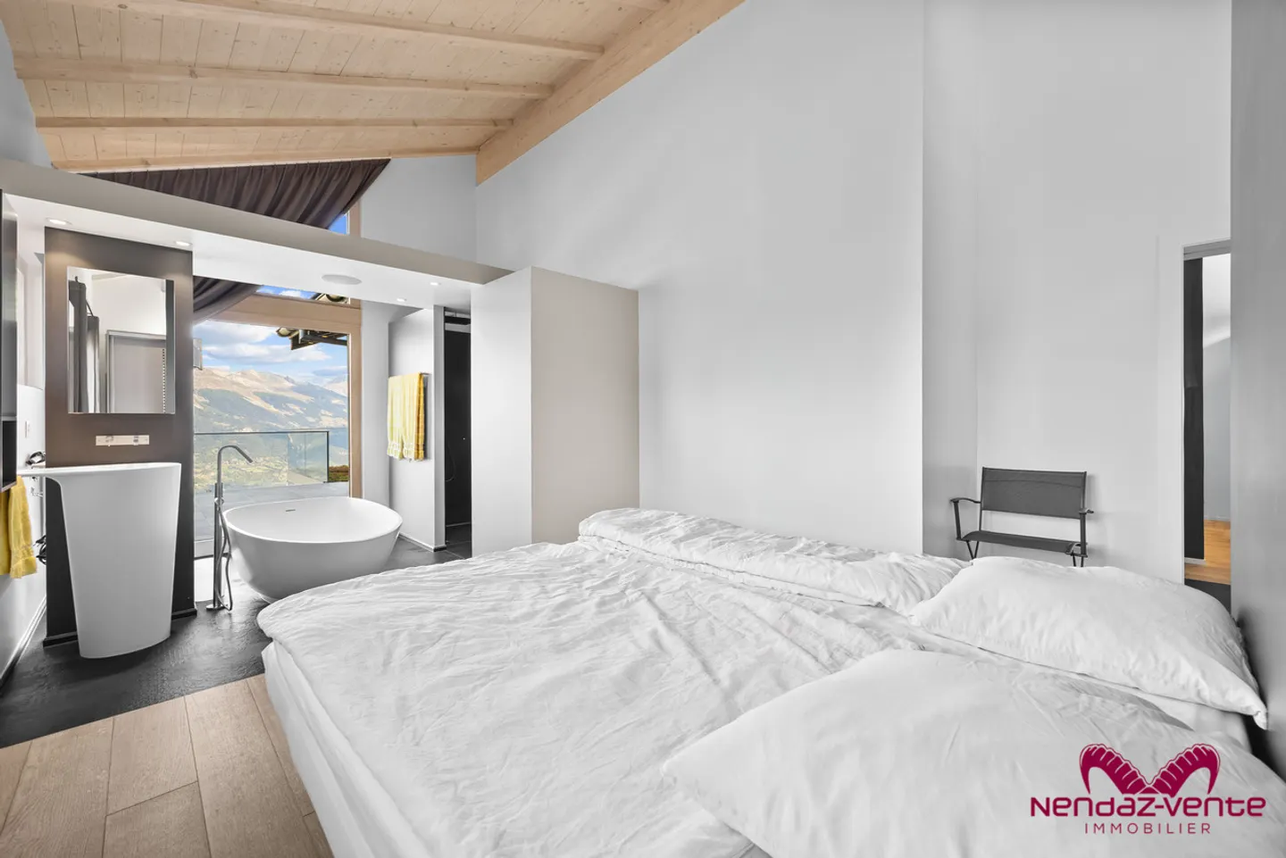 Modern Chalet with Panoramic Views - Photo 5 of 16