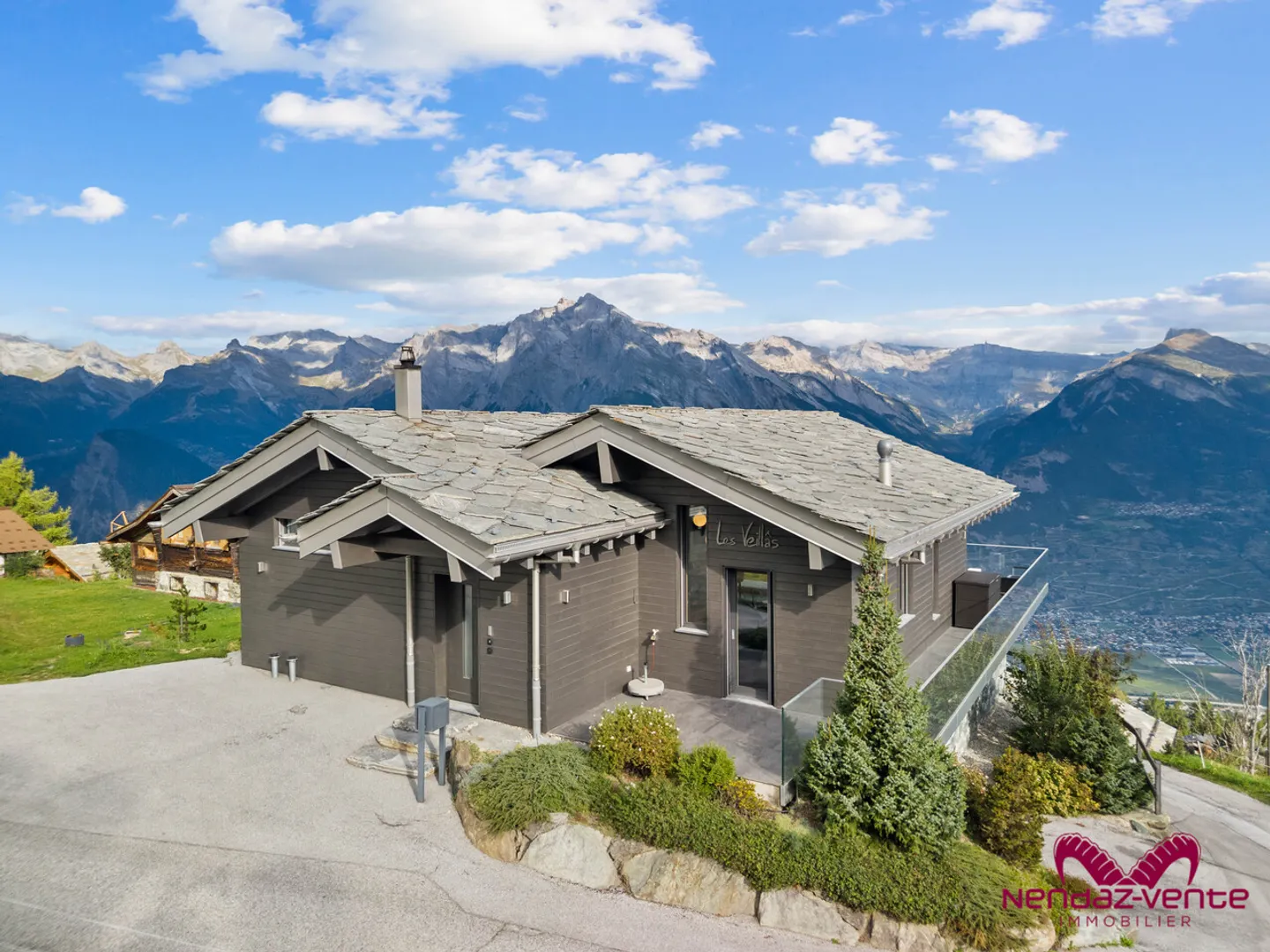 Modern Chalet with Panoramic Views - Photo 15 of 16