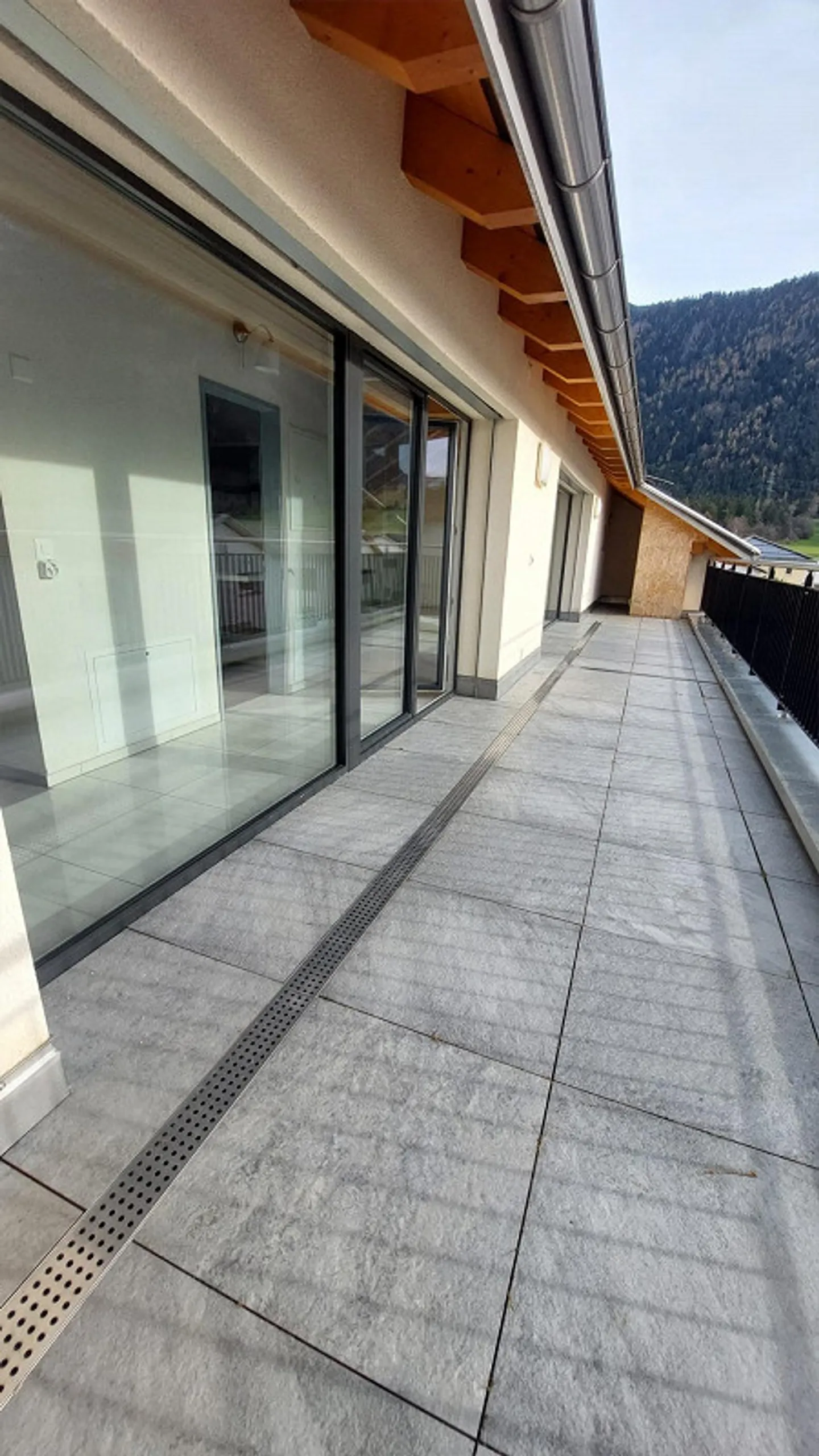 Modern 3.5-room penthouse apartment with large terrace - Photo 2 of 22