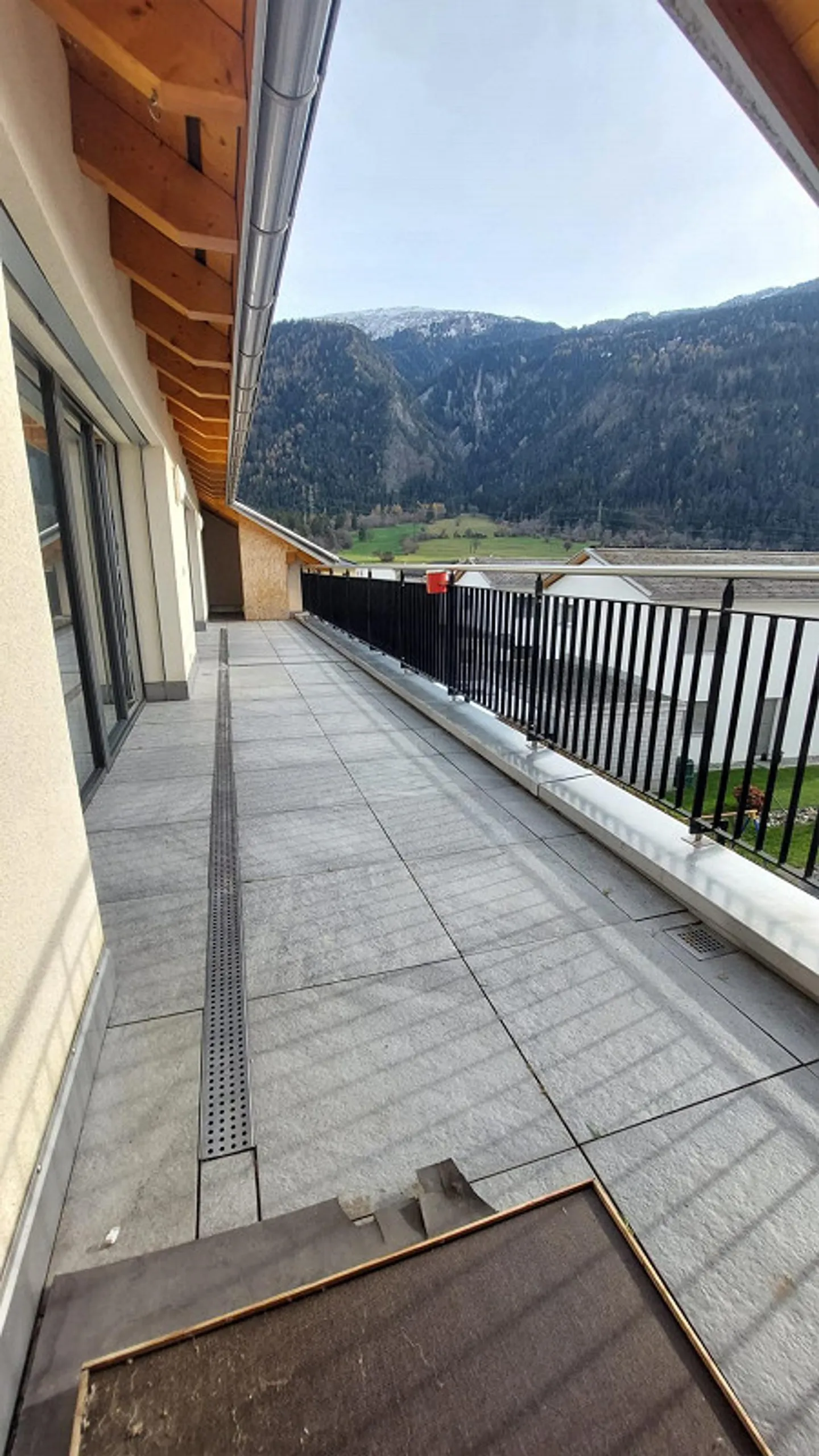 Modern 3.5-room penthouse apartment with large terrace - Photo 3 of 22