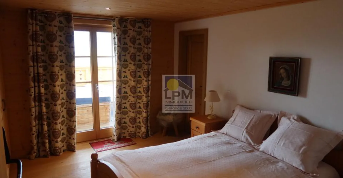 Family chalet with exceptional location near the cable cars - Photo 4 of 13