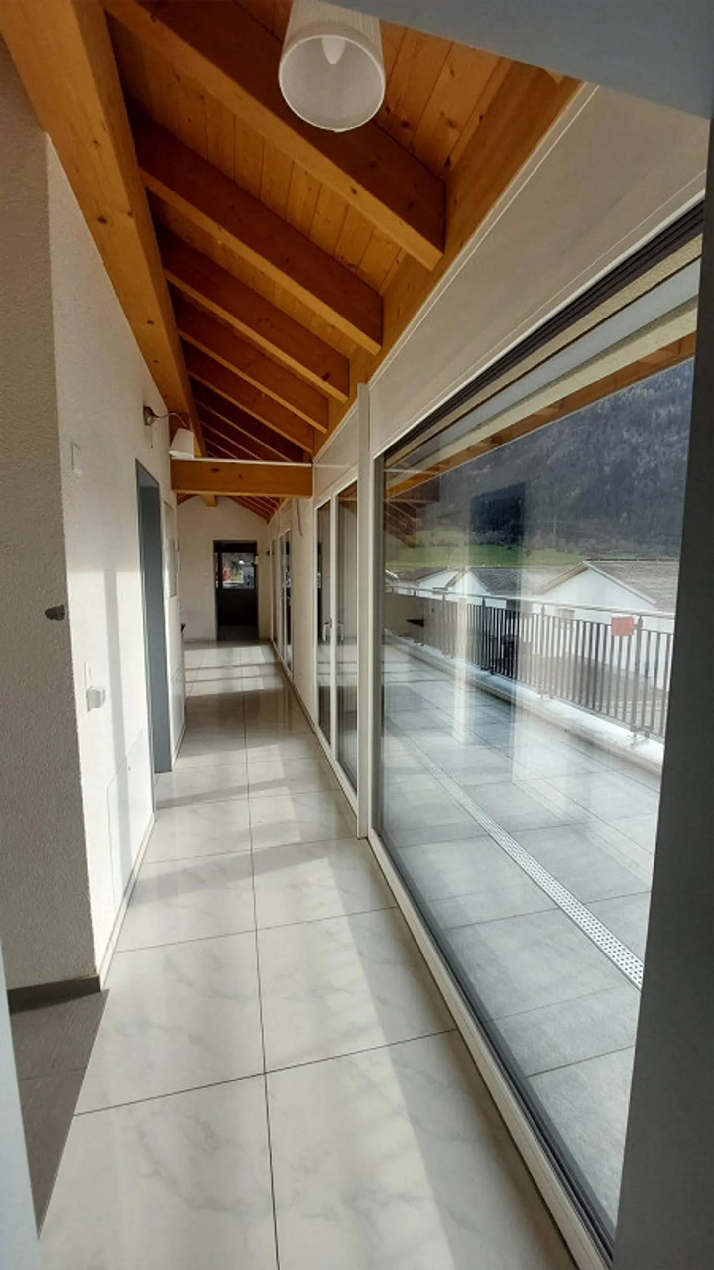 Modern 3.5-room penthouse apartment with large terrace - Photo 10 of 22