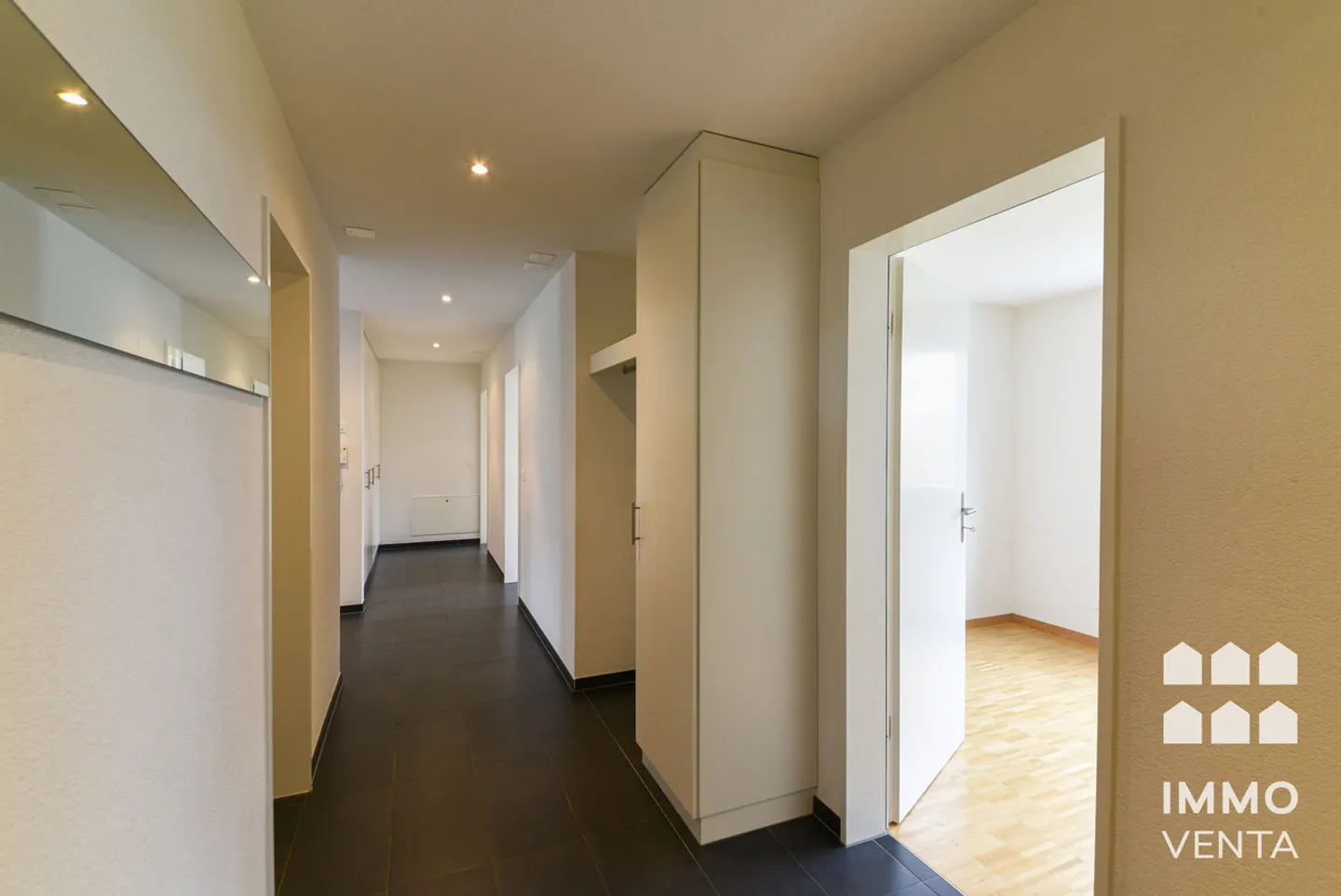 PRICE REDUCED* 4-room apartment - Photo 7 of 18