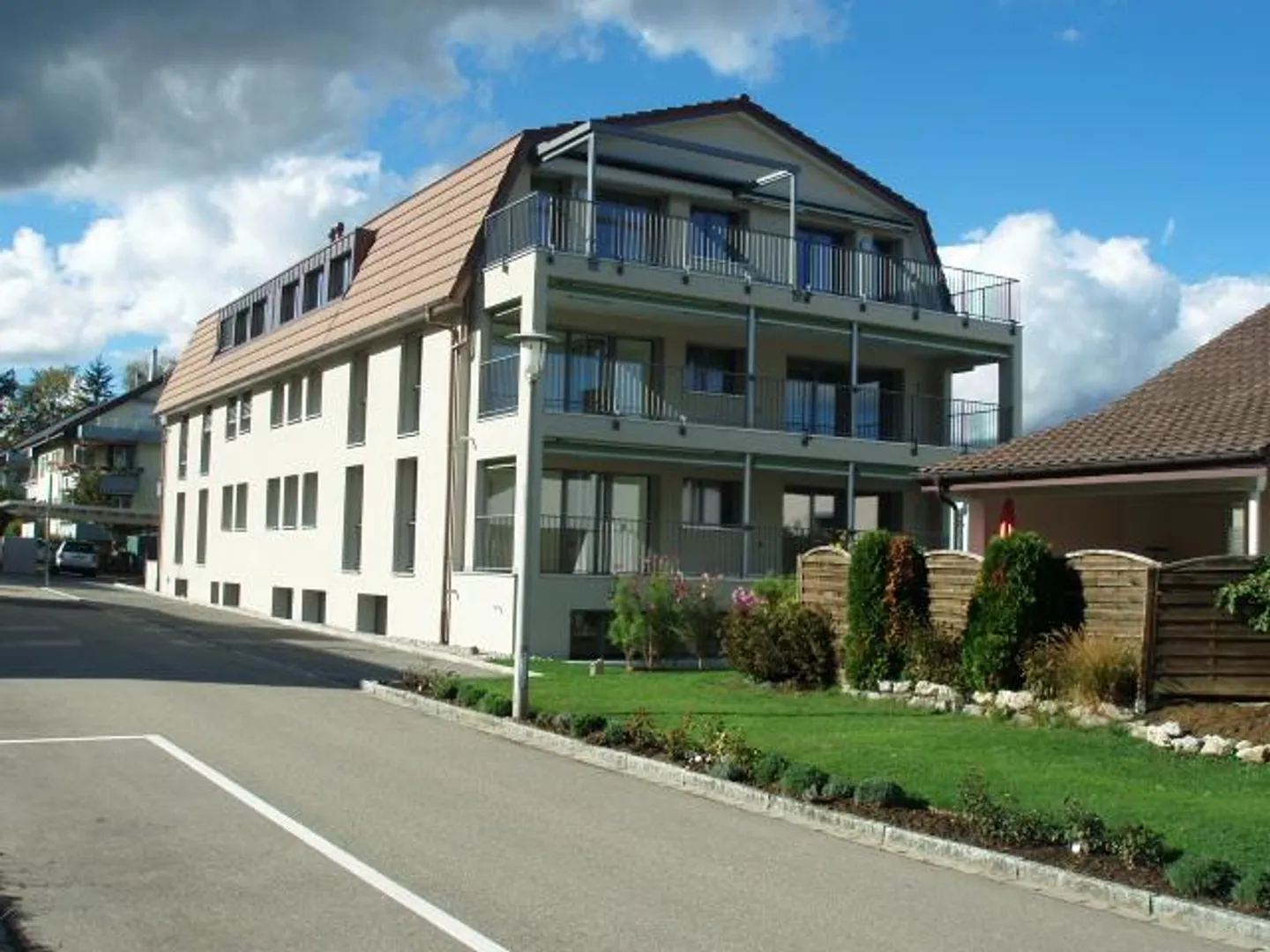 Appartement en attique avec borne de recharge à Ettingen, emplacement central - Photo 1 sur 6