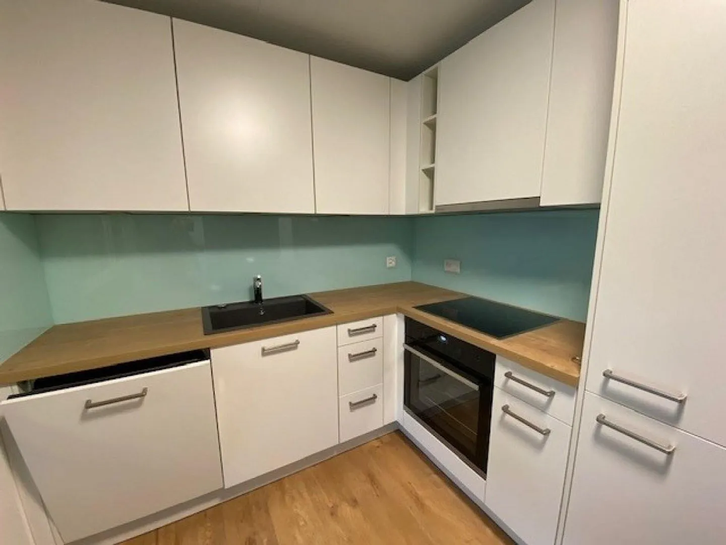 2.5 ROOM APARTMENT IN A QUIET LOCATION - Photo 4 of 13