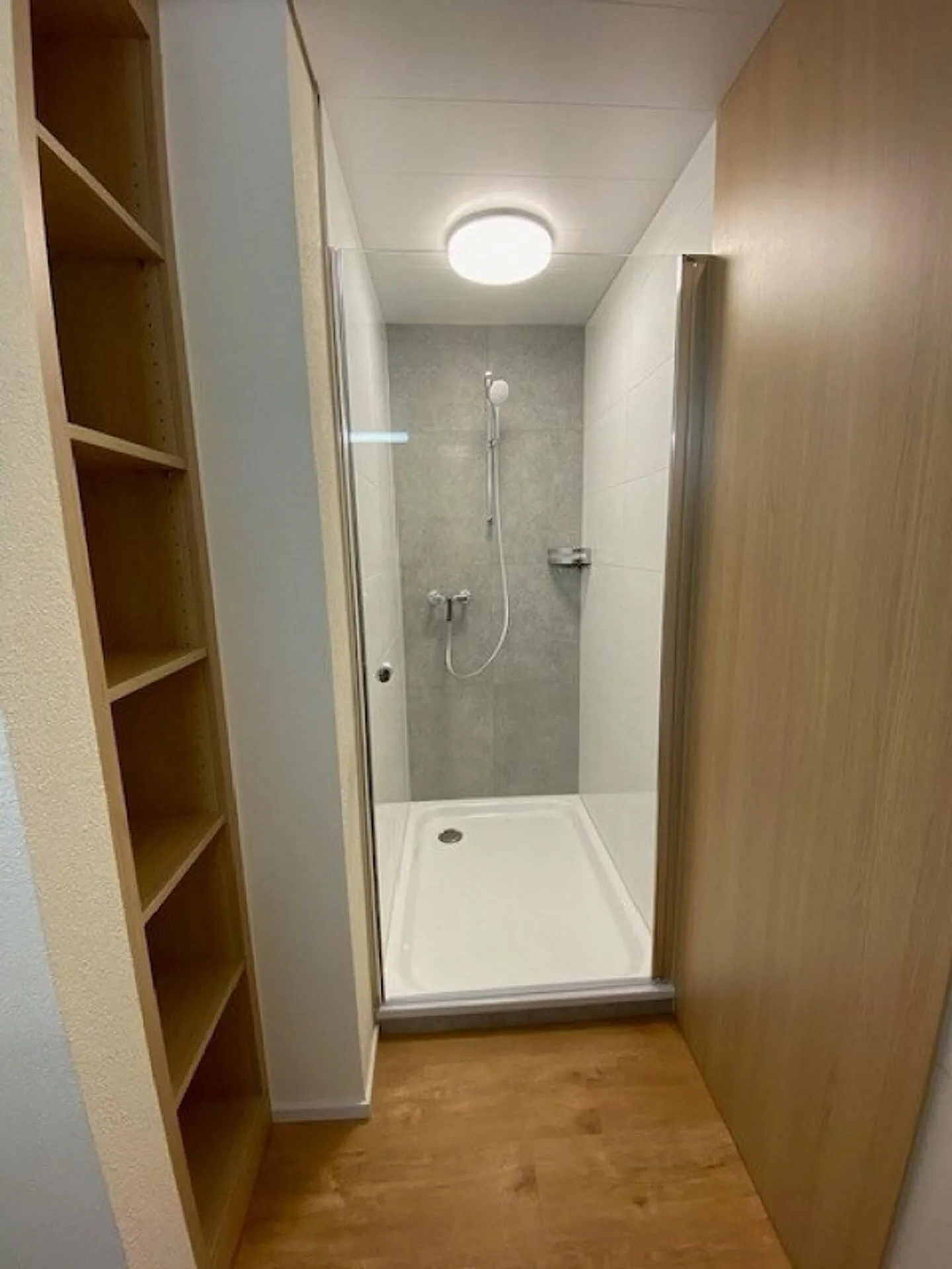2.5 ROOM APARTMENT IN A QUIET LOCATION - Photo 10 of 13