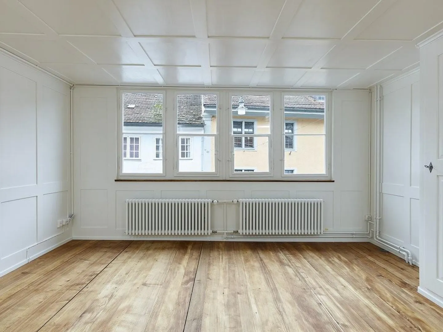 Charming Historic Apartment - Photo 2 of 11