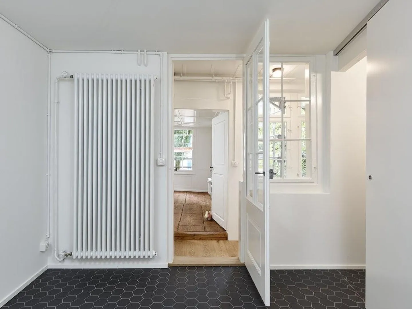 Charming Historic Apartment - Photo 7 of 11